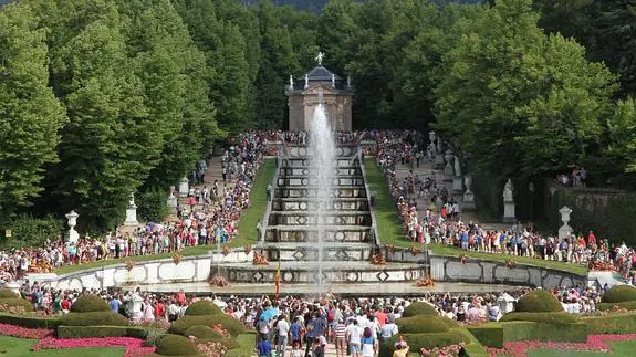 Centenares de personas se congregan en una de las fuentes en uno de los días de los juegos de agua. 