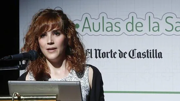 La dietista Marta Cendón, en un momento de su intervención en el salón de actos de Caja España-Caja Duero de Valladolid.