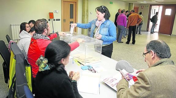 Una mujer vota en el colegio electoral de Villalobón el pasado domingo. 