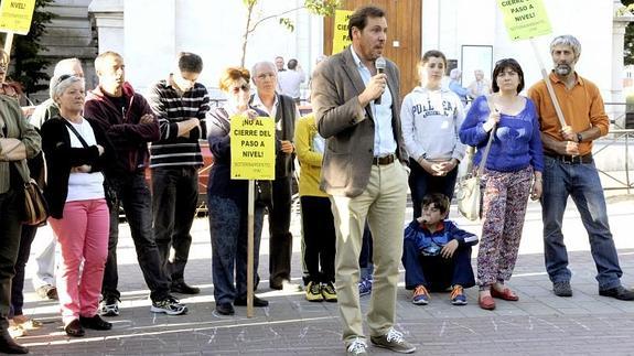 El edil socialista, Óscar Puente, se dirige a los vecinos de Pilarica en la concentración de este miércoles. 