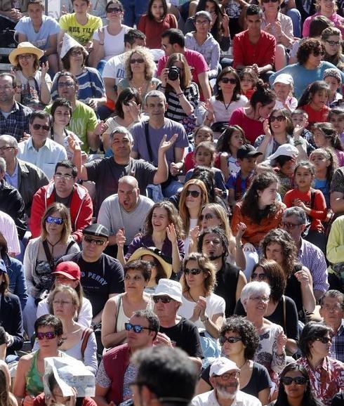 El público asisite en gran número a la jornada inaugural del TAC. 