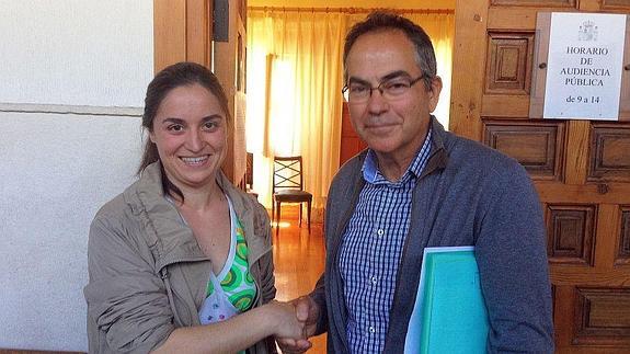 La nueva regidora del PP, María Gozalo, y Juan Carlos Santiago, del Foro, se saludan en la sede de la Junta Electoral.