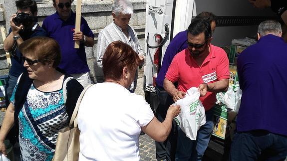 Una mujer recoge la leche repartida junto al Acueducto. 