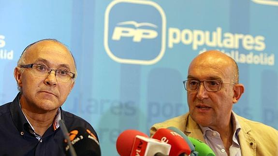 El presidente y el secretario general del PP de Valladolid, Ramiro Ruiz Medrano (I) y Jesús Julio Carnero, durante la rueda de prensa ofrecida en Valladolid. 