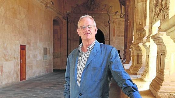 Juan Manuel Almarza Meñica posa en el interior de uno de los grandes claustros del monasterio de San Esteban de los dominicos. 