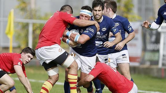 Barnes ataca apoyado por Muller en un partido anterior ante el Santboi. 