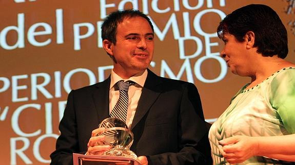 Iñigo Domínguez, tras recibir el premio de manos de la alcaldesa en funciones, Clara Luquero. Antonio Tanarro