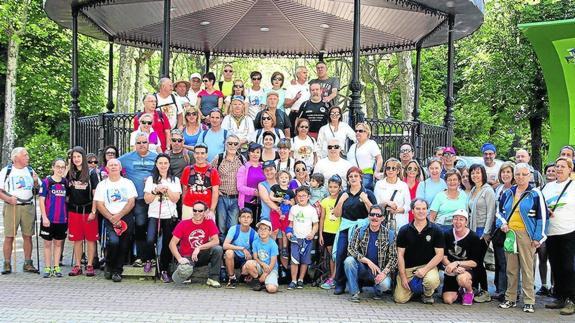 Los participantes en la IV marcha solidaria para financiar proyectos internacionales de Rotary Club de Béjar, antes de emprender el camino. 