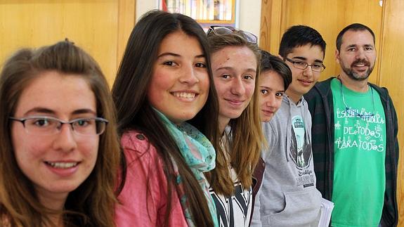 Varios alumnos ayudantes seleccionados en el proyecto del IES Francisco Giner de los Ríos, con uno de sus tutores. 