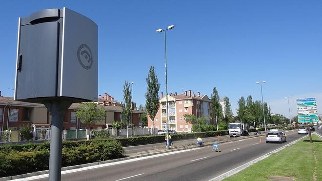 Los operarios cortan el seto de la Avenida de Zamora. 