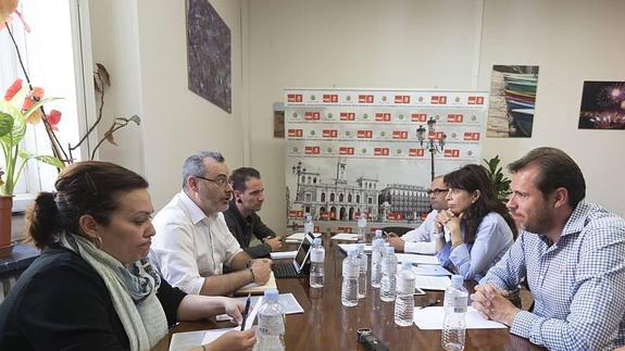 La candidata de Sí se Puede Valladolid, Charo Chávez, y el candidato del PSOE, Óscar Puente, durante su reunión para plantear sus propuestas de rescate ciudadano para un posible apoyo en el Ayuntamiento.