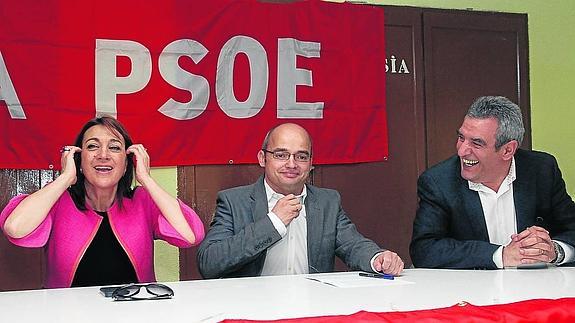 David Ontaneda, en el centro, con Soraya Rodríguez y Julio Villarrubia.