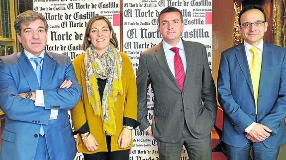 El jurado de los premios. De izquierda a derecha, Ángel de las Heras, director general de El Norte; Milagros Marcos, consejera de Familia; Agustín Rodríguez, subdirector de la zona Noroeste de Kutxabank, y Javier Escribano, director de la Unidad de Negocios Digitales de El Norte.