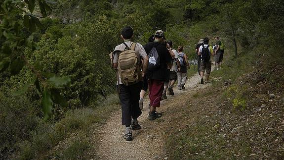 Excursionistas hacen una ruta de senderismo por la vertiente madrileña de Guadarrama.