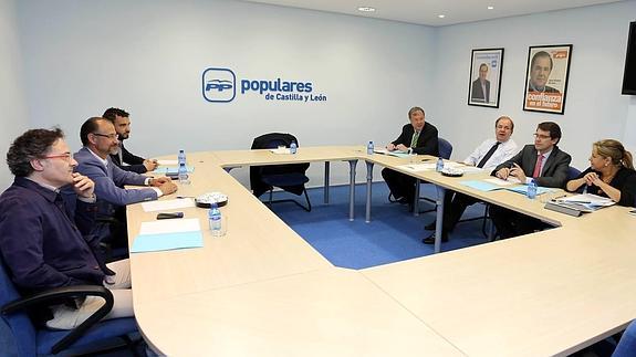 Dirigentes de Ciudadanos y del PP, con Luis Fuentes y Juan Vicente Herrera al frente, en la reunión que han mantenido esta semana.