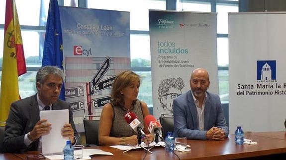 El director de Fundación Santa María la Real, Juan Carlos Prieto; la viceconsejera de Empleo, Begoña Hernández, y el director de coordinación territorial de Fundación Telefónica, Joan Cruz en la presentación del prograjma de lanzaderas. .