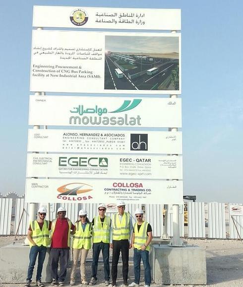 El personal de Collosa posa junto al cartel que anuncia la obra a comienzos de junio. 