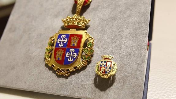Medalla e insignia que se entregarán a los concejales de Palencia.