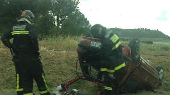 Un herido en una salida de vía de un turismo en Mojados