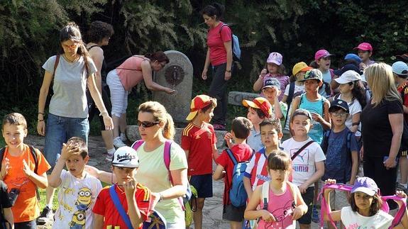 Varios escolares participan en el paseo ornitológico celebrado ayer. 