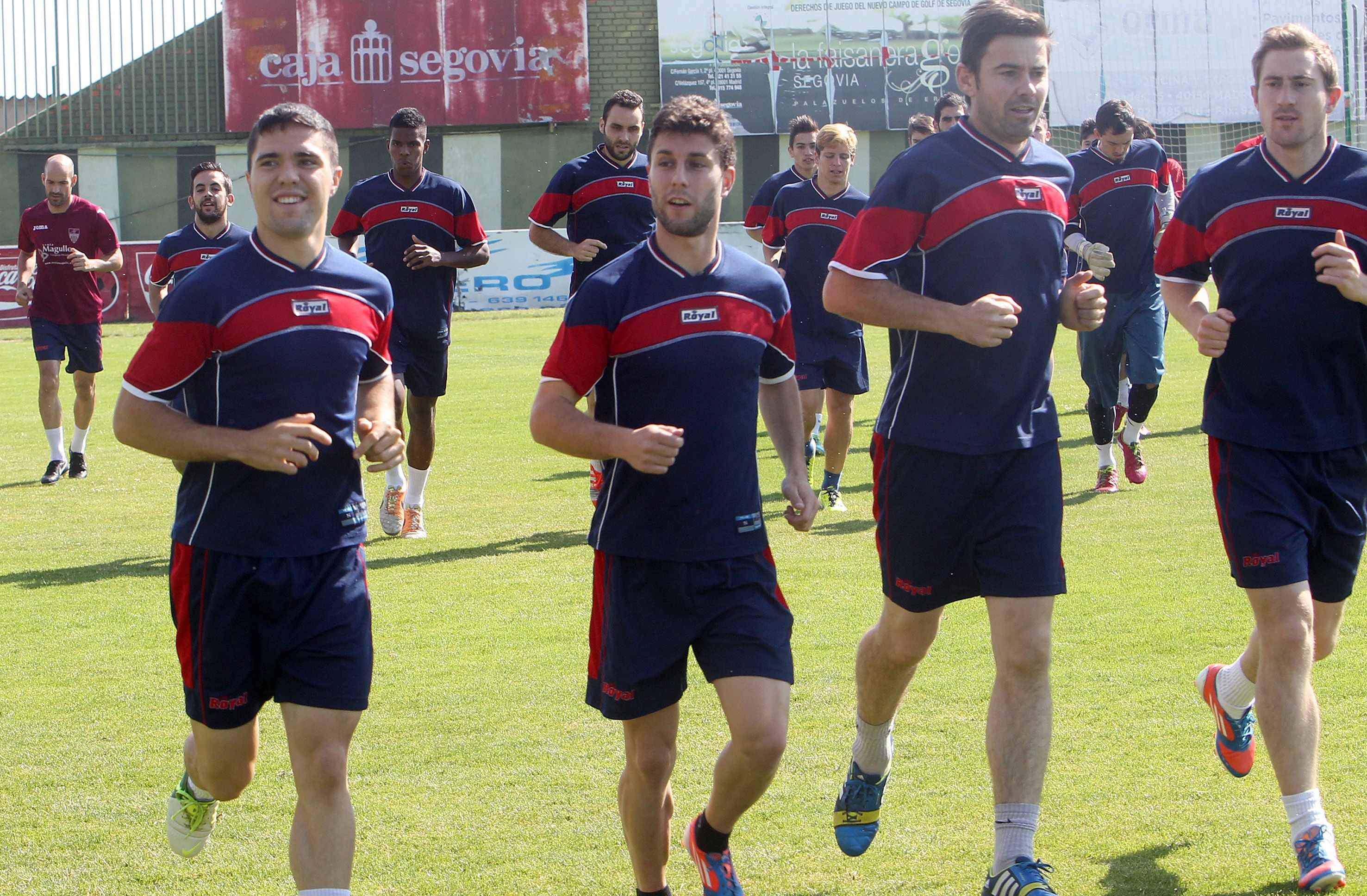 Los jugadores de la Segoviana realizan carrera continua durante el entrenamiento de este sábado. 