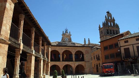 Plaza de Ayllón, con la Casa Consistorial del fondo. 