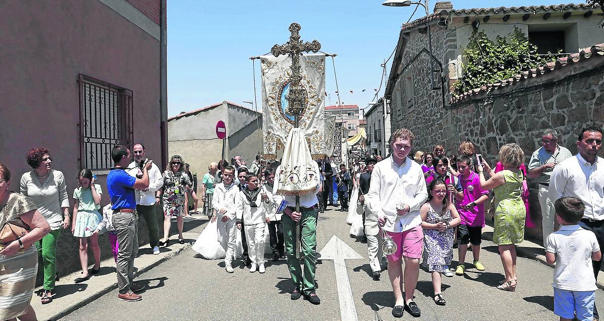 Un gran número de vecinos participaron en la procesión de Villares de la Reina.