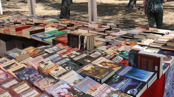 Tres expositores muestran sus libros. 