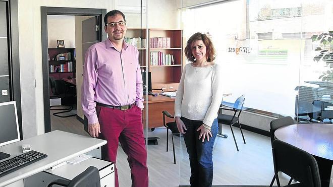 Manuel J. Pérez y Carmen Fernández en la nueva sede de Agrogest, situada en la calle Principe de Vergara, 35. 