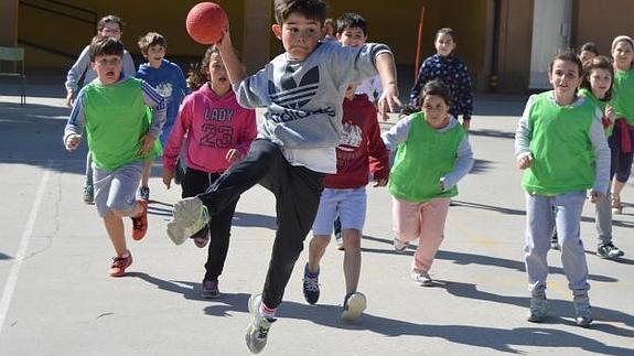 Participantes en las actividades de balonmano.