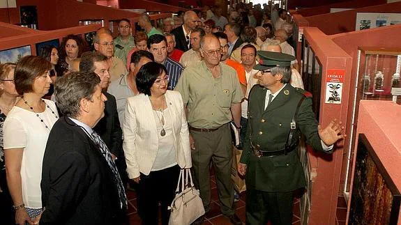 Juan Carlos Álvarez, con el uniforme de la década de 1950, muestra a los invitados las secciones del Museo Forestal.