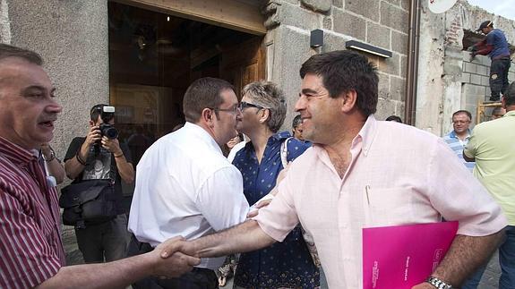 Reunión entre Ciudadanos, PSOE, IU, Trato Ciudadano y UPyD en Ávila. En la foto, el candidato a la alcaldía por Ciudadanos, Marco Antonio Serrano saluda a la candidata de IU, Monserrat Barcenilla; y el número 2 de Ciudadanos, Pedro Cabrero (i), saluda al candidato de UPyD, Javier Cerrajero (d).