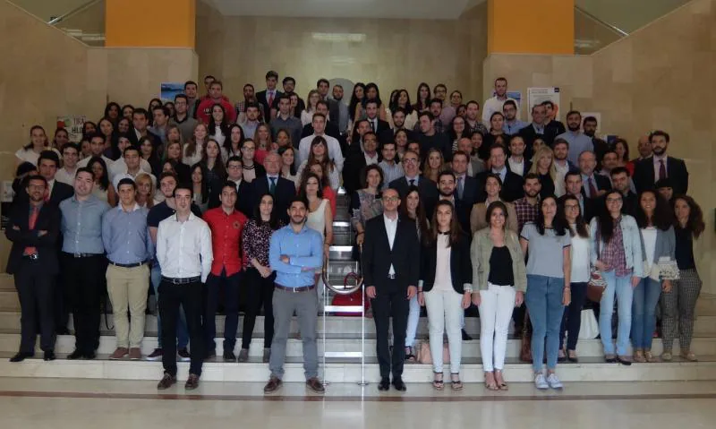 Los alumnos participantes en la selección junto con los integrantes del equipo de Carrefour y los profesores en la Facultad de Comercio de la Universidad de Valladolid. 