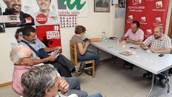 Miembros de IU de Segovia durante la asamblea celebrada ayer.