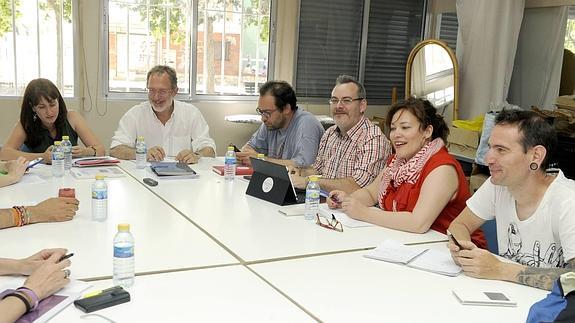 Los equipos y concejales electos de Valladolid Toma la Palabra y Sí se Puede, durante la reunión que mantuvieron ayer en Barrio España.