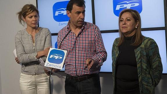 La candidata a la Alcaldía de Zamora, Clara San Damián, el presidente del PP, Fernando Martinez Maíllo, y la candidata a las Cortes, Rosa Valdeón, analizan los resultados electorales en la sede del PP en Zamora el pasado 25 de mayo.