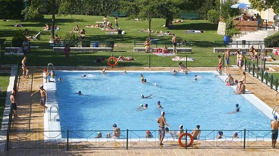 Bañistas en la piscina de Juan de Austria en una imagen del verano pasado.