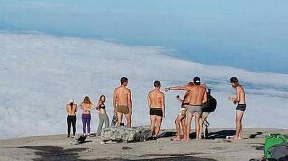 Imagen de los turistas en el moento de desnudarse sobre el monte Kinabalu. 