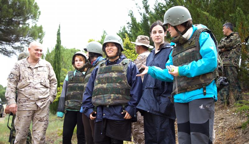 Las cinco alumnas universitarias de la UEMC durante la práctica de la Academia de Caballería. 