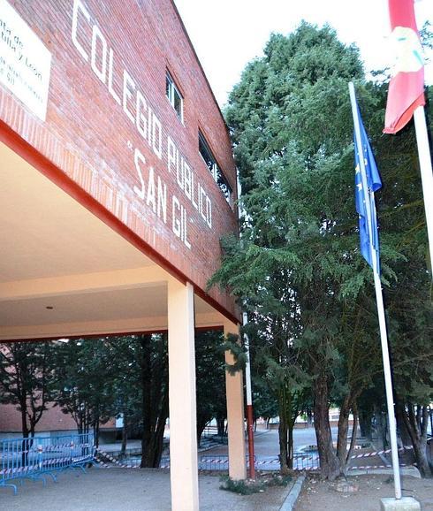Espacio acordonado en el colegio San Gil de Cuéllar tras dañar un rayo las cornisas.