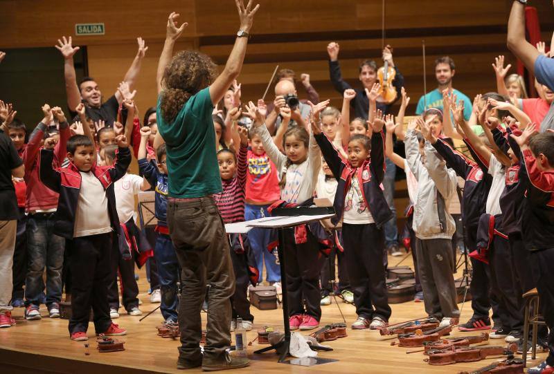 Benajmin Payen dirige el ensayo de In Crescendo en el Miguel Delibes. 