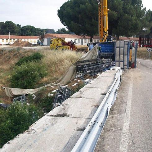 Varios operarios trabajan en el lugar del vuelco.