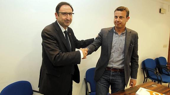 Alfonso Polanco y Juan Pablo Izquierdo estrechan sus manos tras la firma del pacto.