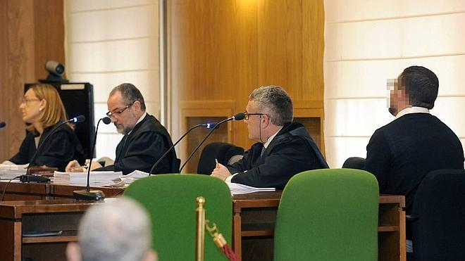 El acusado, primero por la derecha, al inicio del juicio junto a su abogado defensor, Santiago Díez;el letrado de la acusación particular, Jesús Verdugo, y la fiscal encargada del caso.  