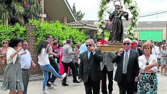 Procesión por las calles de Soto de Cerrato.