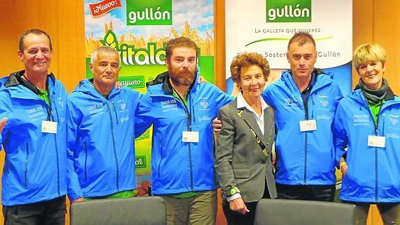 María Teresa Rodríguez, tercera por la derecha, con miembros del comité organizador.