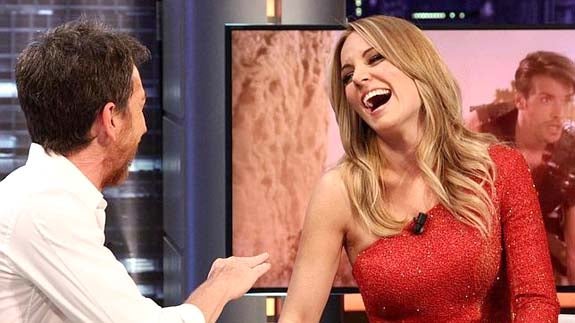 Pablo Motos con Edurne en 'El Hormiguero'. 