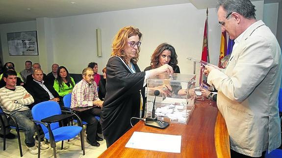 Ángeles Armisén deposita su voto el martes en la elección de diputados del PP por Palencia.