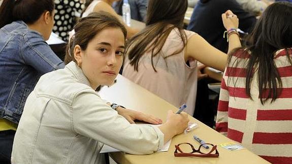 Un grupo de jóvenes realiza los exámenes de Selectividad en Valladolid.