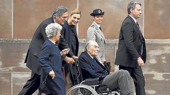 Julie Gayet, con su padre, que empuja la silla del abuelo. 